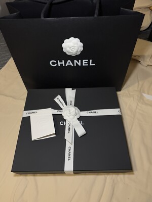 100% authentische CHANEL Geschenkbox Größe 35 x 30 x 7 cm. Mit Taschentuch + Band + Papiertüte