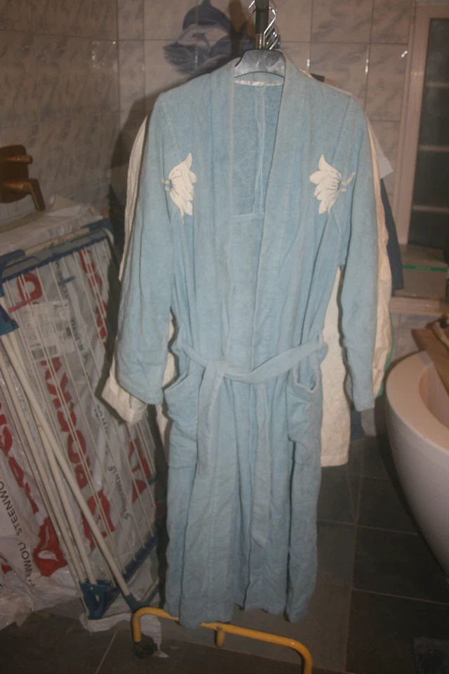 Bademantel in blau von Ducci, mit aufgenäten Motiven in Größe 38