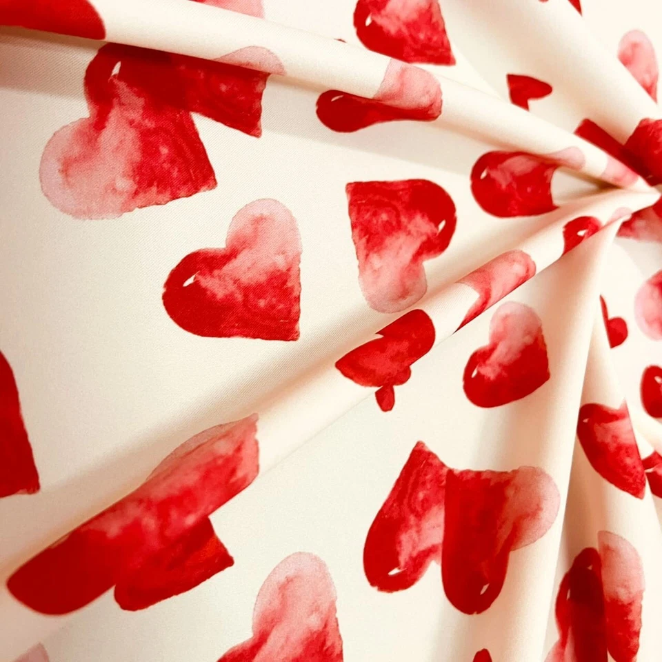 Traje de baño de tela elástica de 4 vías con estampado de corazones de San Valentín 60" de ancho por yarda Foto 4 de 4