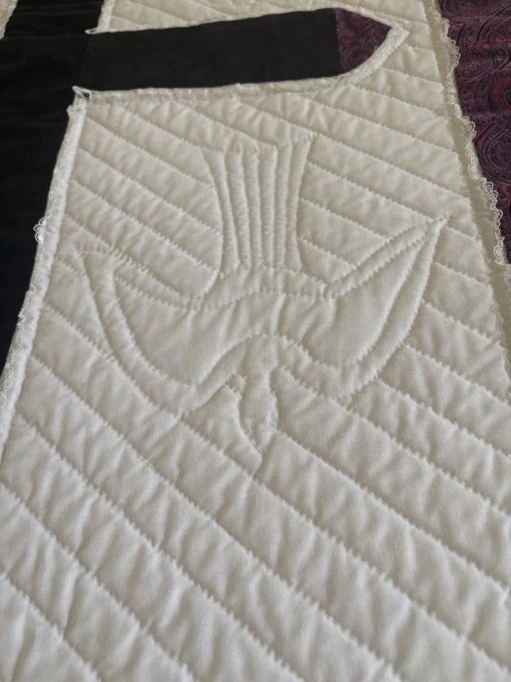 Edredón hecho a mano con cruces de terciopelo + farsa | Fechado 1993 | Arte popular cristiano | Gótico Foto 3 de 4