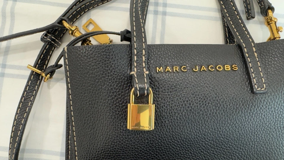 Mini Bolso Bandolera Marc Jacobs Cuero Guijarro Negro Tono Dorado Llave de Bloqueo Foto 4 de 4