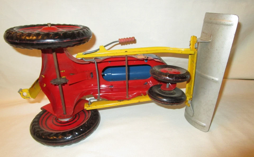 LARGE VINTAGE MARX PRESSED STEEL LITHO. TRACTOR WITH (5) IMPLEMENTS - Image 4 of 4