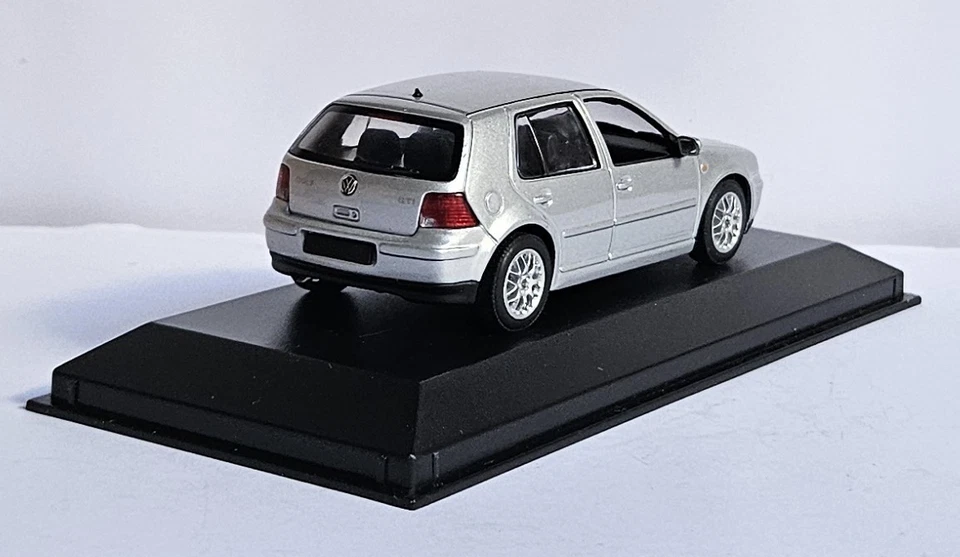 VOLKSWAGEN GENERATION GOLF 4 IV GTI ARGENTE 1997 - MINICHAMPS - ETAT NEUF 1:43 - Photo 3/4