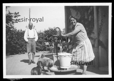 Frau pumpt Wasser aus dem Brunnen in einen Eimer - 1930er - Foto 9x6cm