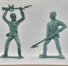 Vintage 5" Large Plastic Green U.S. Army Men Soldiers Lot Of 2