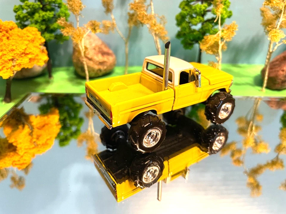 1/64 Custom Lifted, Farm Toy, 1972 Ford F-100 4WD, Working Hood Soft Yellow - Image 2 of 3