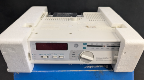 RADIO AM/FM Spacemaker GE, reloj de luz, toma de corriente 7-4232, debajo del gabinete - Imagen 3 de 11