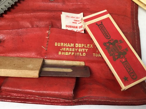 Rasoio da viaggio da barbiere da viaggio vintage seconda guerra mondiale statunitense GI Durham duplex custodia rossa in pelle - Foto 3 di 7