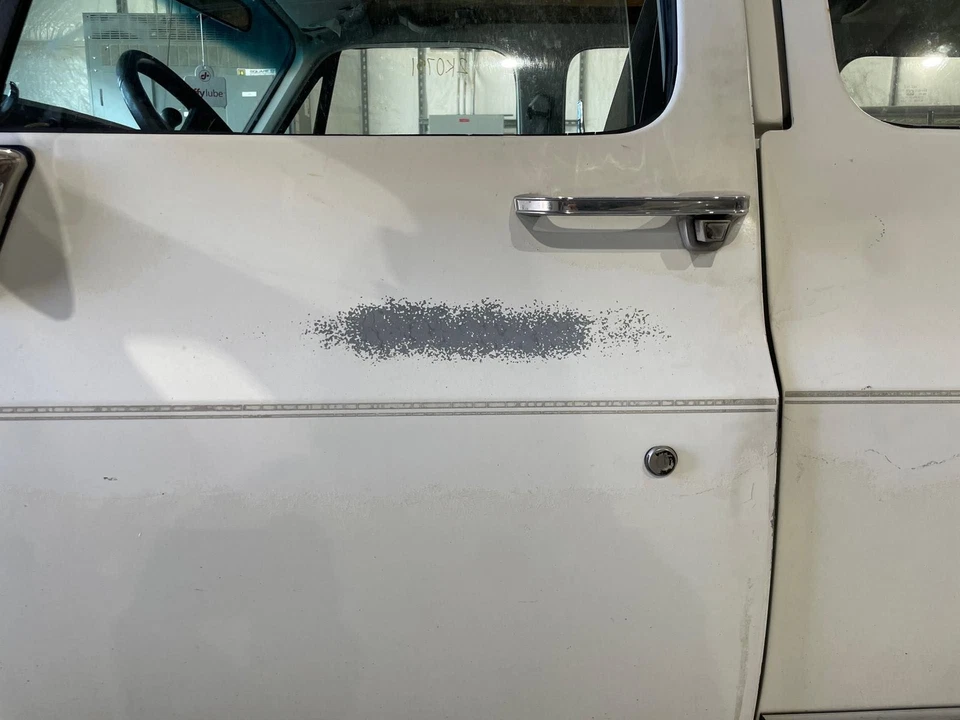 77-91 SUBURBAN 1500 Driver LH Olympic White-50U Power Door Shell — 第 4/4 张图片