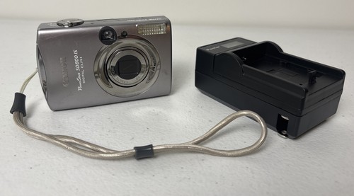 Canon PowerShot Digital ELPH SD800 IS 7.1MP Digital Camera W/ Charger & Battery