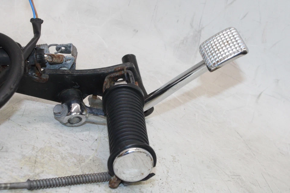 96-09 KAWASAKI VULCAN 500 EN500C LTD OEM REPOSAPIÉS DELANTERO DERECHO CLAVIJA CON PEDAL DE FRENO Foto 3 de 4