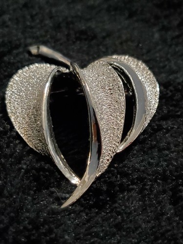 Beautiful Silver Colored Fruit/Leaf Shaped Fashion Jewelry Costume Brooch/Pin - Picture 5 of 12