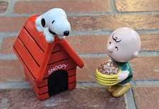 Peanuts Snoopy & Charlie Brown Salt & Pepper Shakers dog house Vandor RARE