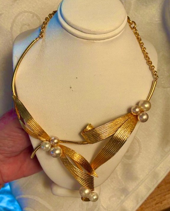 vintage necklace Phillippe Ferandis Paris,graceful design, gold tone faux pearls