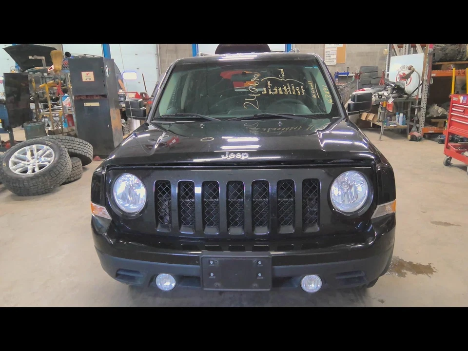 Used Rear Right Exterior Door Handle fits: 2015 Jeep Patriot assembly painted do Foto 2 de 4