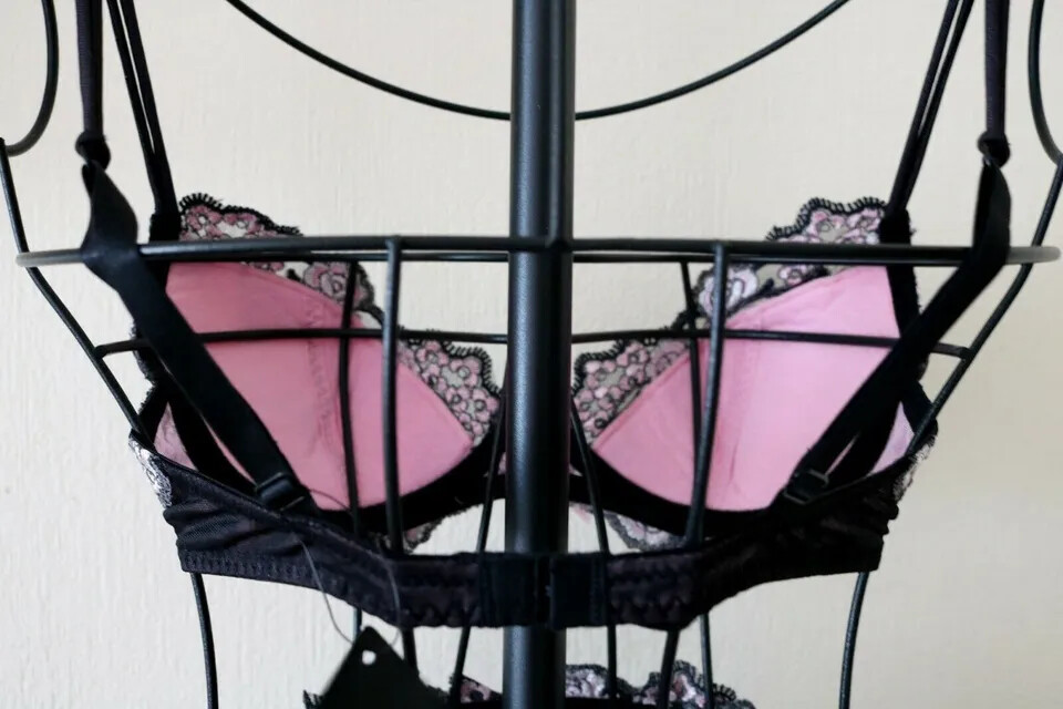 Ladies sexy burgundy floral motif lace padded underwired t-shirt bra