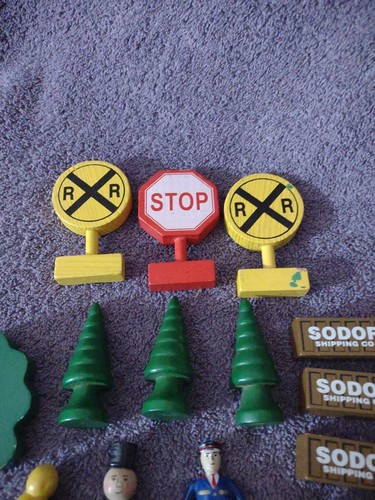 14 Thomas and Friends Train Set Accessories - Signs, Trees, Crates & More - Picture 5 of 5