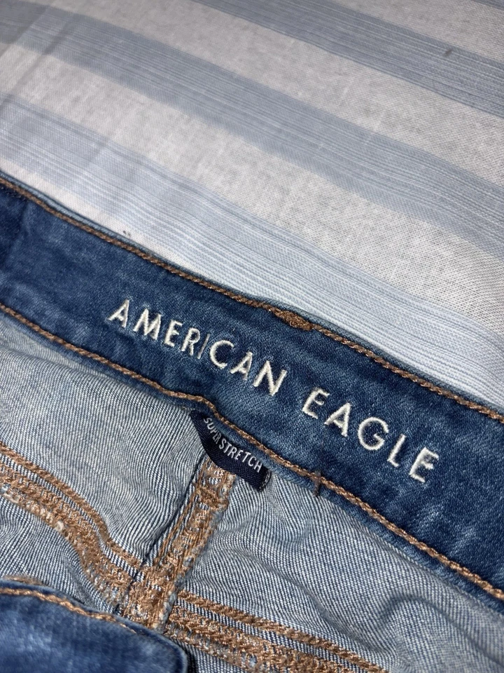 Pantalones de mezclilla para mujer American Eagle de tiro alto 4 cortos rasgados elásticos Next Level Foto 3 de 4