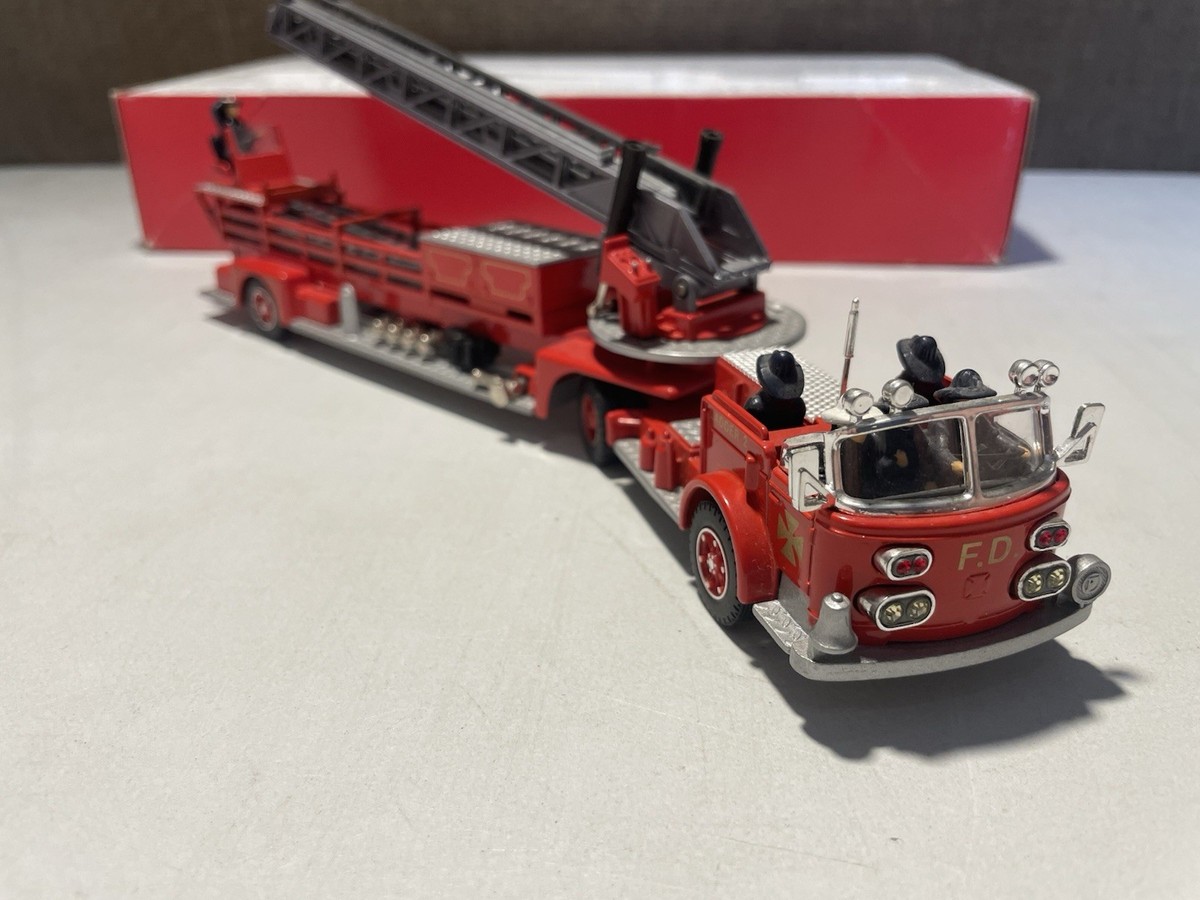 Corgi Toys C1143/2 97320 American LaFrance Aerial Ladder Truck