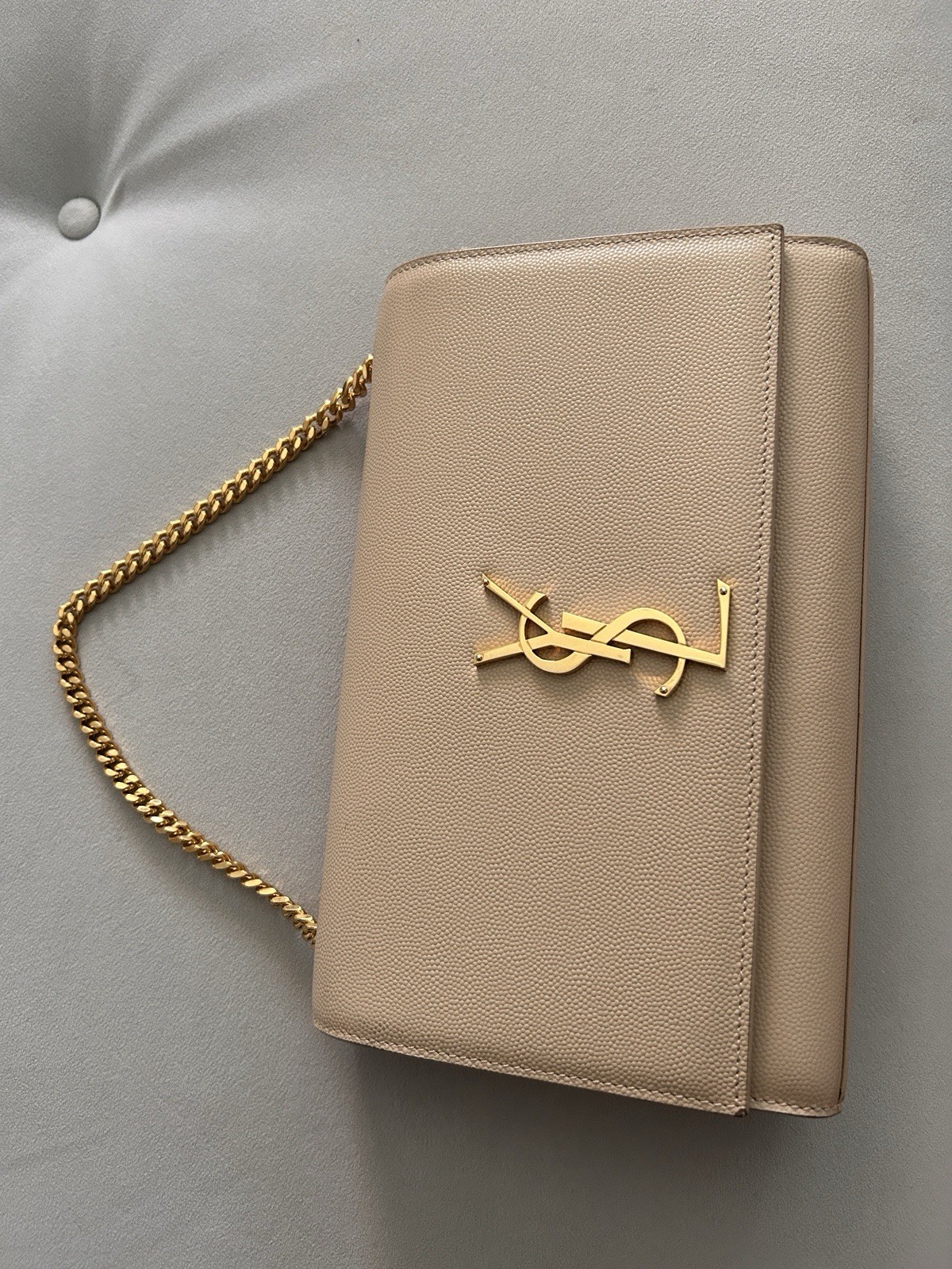 Borsa Saint Laurent YSL Kate taglia media in pelle venata beige e catena oro