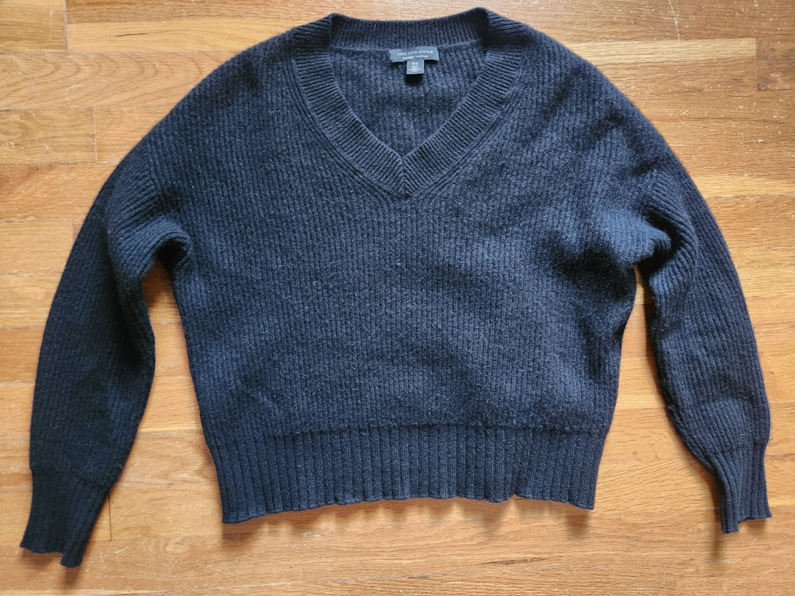 Saks Fifth Avenue cashmere boxy cropped v-neck sweater, S, black, great