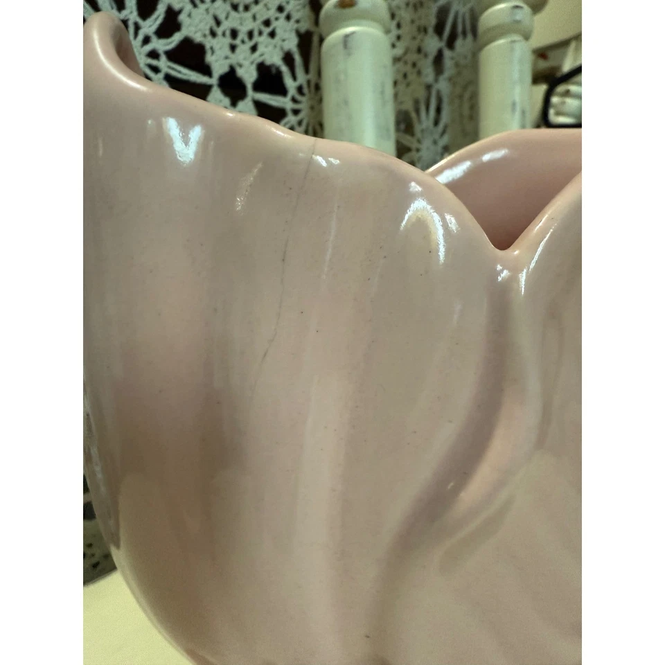 Florero vintage de cerámica rosa con flores de tulipán de mediados de siglo decoración moderna Foto 2 de 4