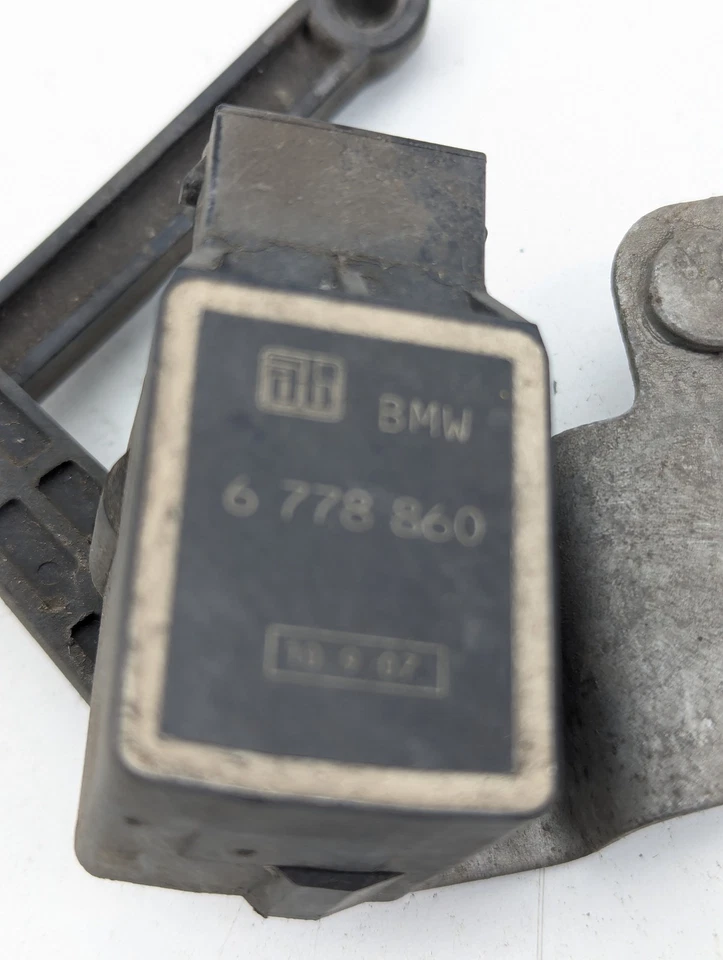 Sensor de nivel de altura trasero derecho BMW 535i 535xi 528xi 528i E60 2008 6778860 Foto 2 de 4