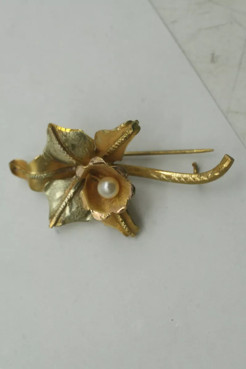 18k gold brooch deals