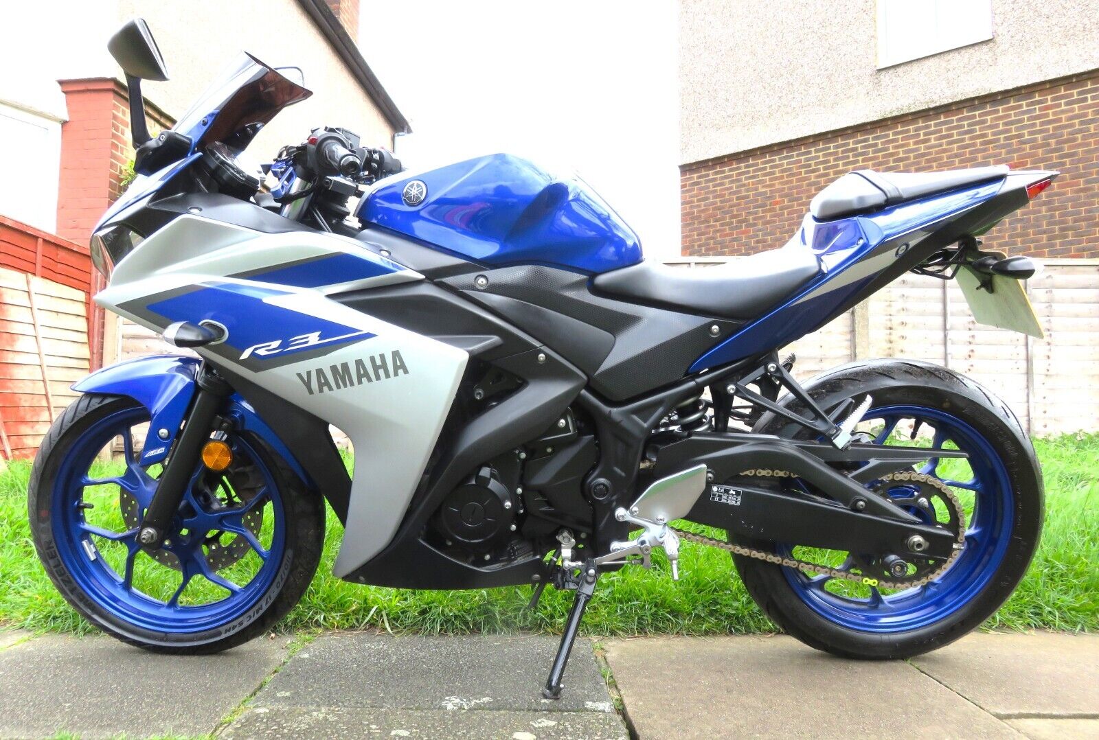 Yamaha YZF-R3  Full Akrapovic System Just serviced and Mot'd ready for the road.