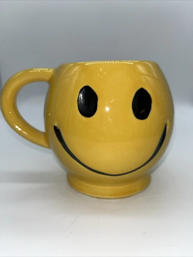 Vintage Mc Coy Art Pottery Yellow Smiley Face Coffee Mug Cup USA