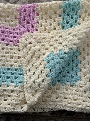 BEAUTIFUL NEW HANDMADE CROCHET BABY BLANKET/AFGHAN  ANTIQUE WHITE/PINK/GREEN