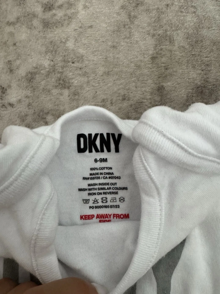 Body de bebé DKNY blanco vintage nunca usado - 6-9 meses 100 % algodón de una pieza Foto 3 de 4