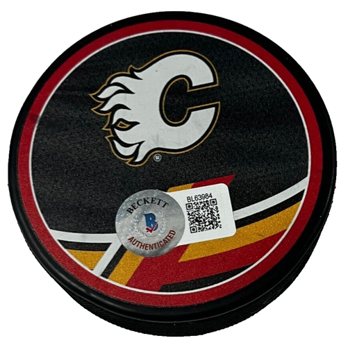 DOUG GILMOUR signed (CALGARY FLAMES) Hockey puck BECKETT BAS BL63984 - Picture 2 of 2