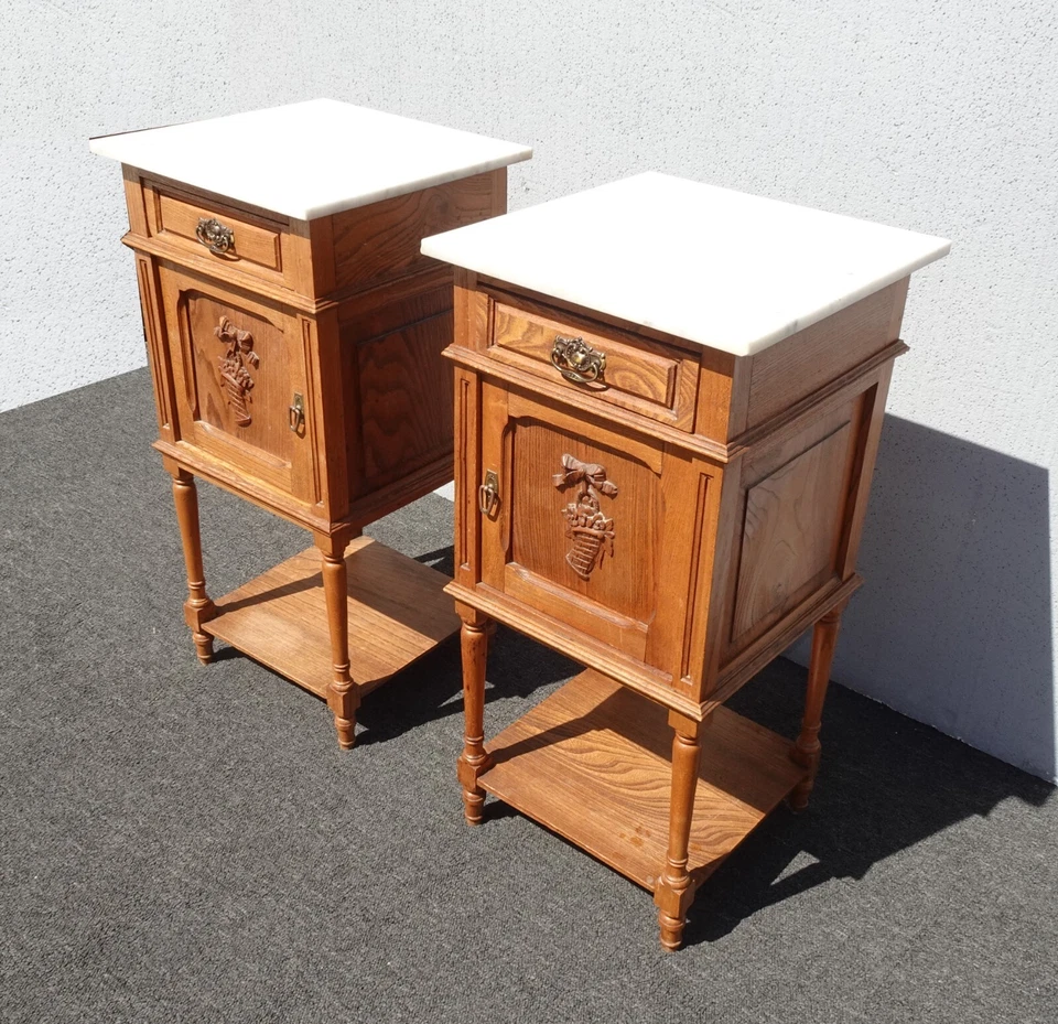 Par de mesitas de noche antiguas de roble francés con tapa de mármol blanco Foto 2 de 4