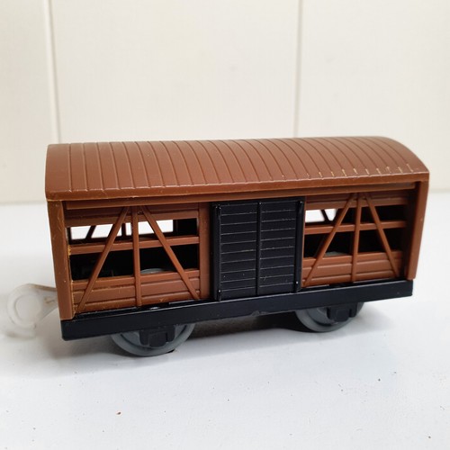 2002 BROWN LIVESTOCK CATTLE CARGO CAR- Thomas & Friends Trackmaster Train - Tomy - Picture 4 of 8
