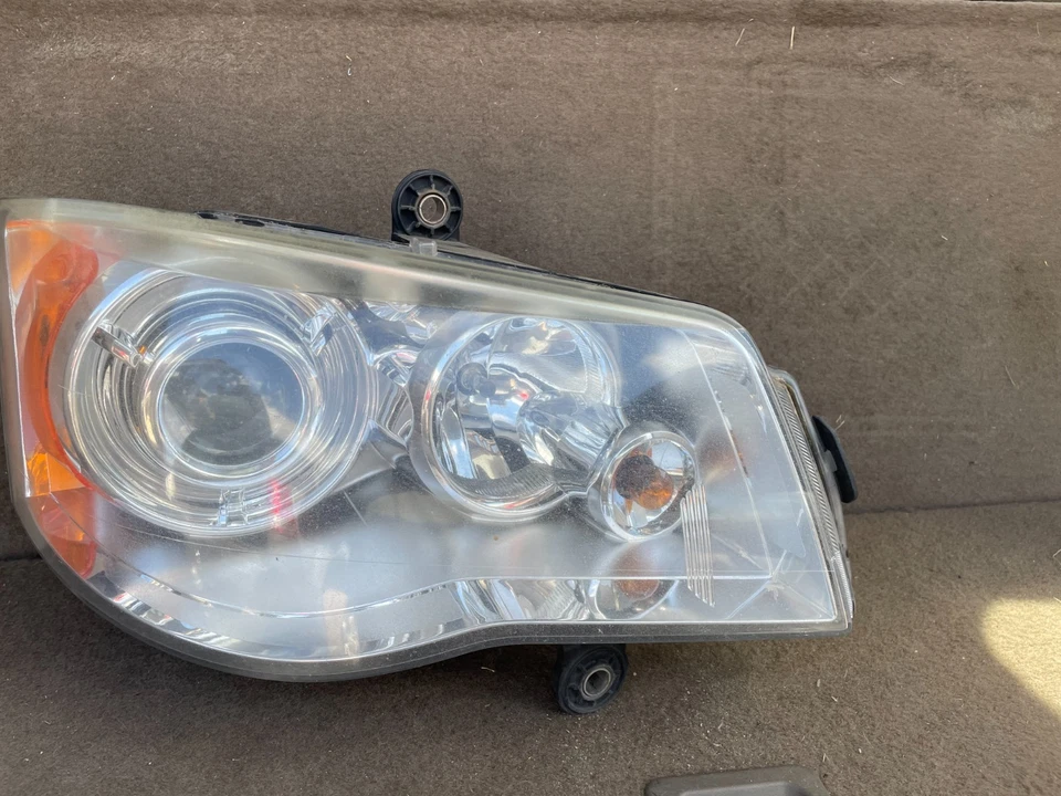 Faro derecho Dodge Grand Caravan 2011-2018 xenón HID genuino OEM bonito Foto 3 de 4