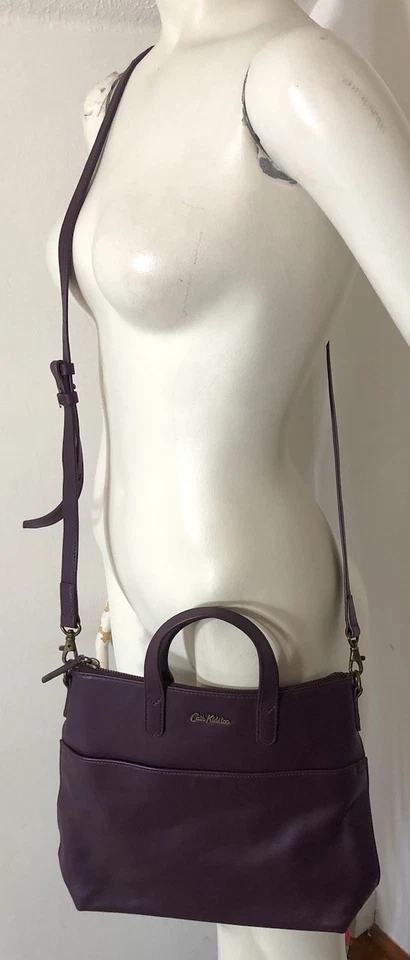 Bandolera Cath Kidston de cuero púrpura interior floral correa extraíble Foto 2 de 4