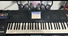 Korg Trinity V3 61-Key Keyboard Synthesizer TouchView Display Pitch Wheel