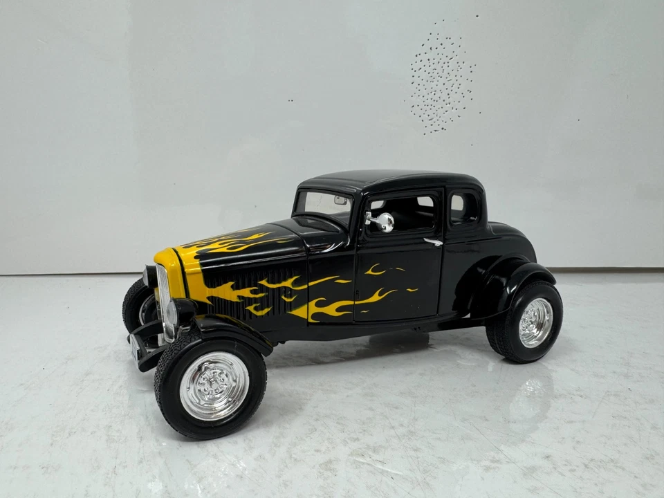 Motormax 1932 Ford Coupe Hot Rod Black w/ Flames 1:18 Diecast Car - Image 3 of 4