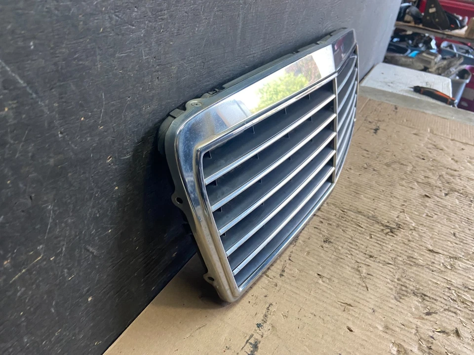 1996 a 1999 Mercedes Benz Classe E E320 grade dianteira superior V6745 DG - Imagem 3 de 4