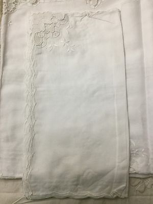 Tablecloth rich in embroidery and carvings