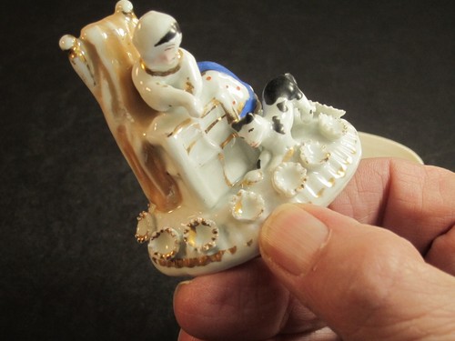 ANTIQUE FAIRING TRINKET BOX GIRL WITH CAT & BALL OF YARN & SEASHELL EDGE TRIM - Picture 3 of 7