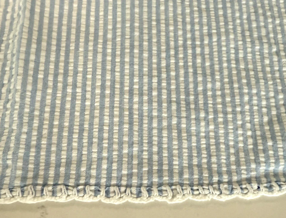 Manta de bebé de colección azul y blanco a rayas Seersucker borde de ganchillo liviana cuadrada Foto 3 de 4