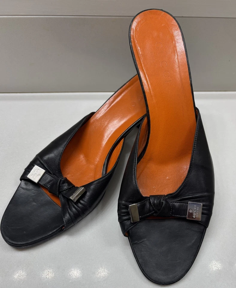 Sandalias Gucci Vintage Cuero Negro Deslizables 7.5 B Arco Gatito Tacón Logo Foto 2 de 4