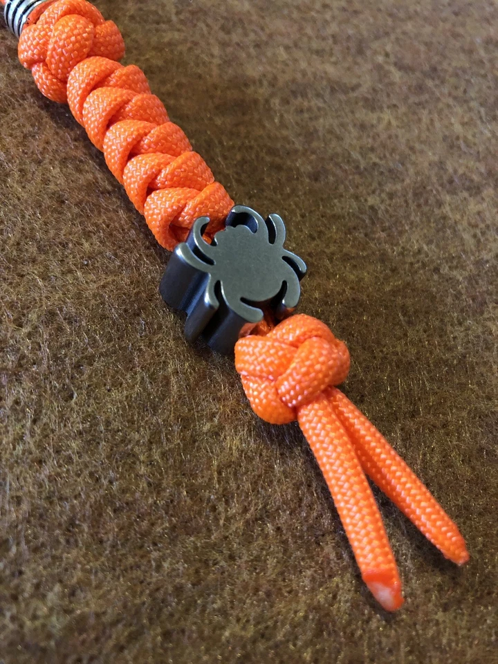 Cordón de cuchillo 550 Paracord naranja brillante con cuentas Spyderco de aleación de titanio. Foto 2 de 4