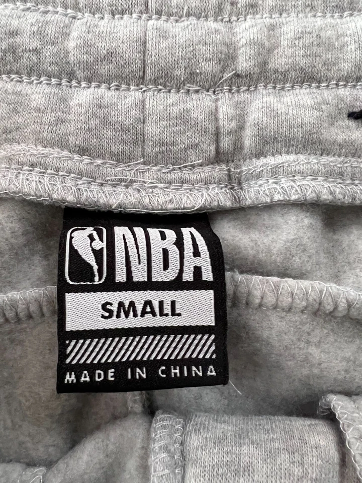Calça de moletom jogger basquete marca NBA com bolsos com zíper cinza/preto/branco tamanho: pequena - Imagem 4 de 4