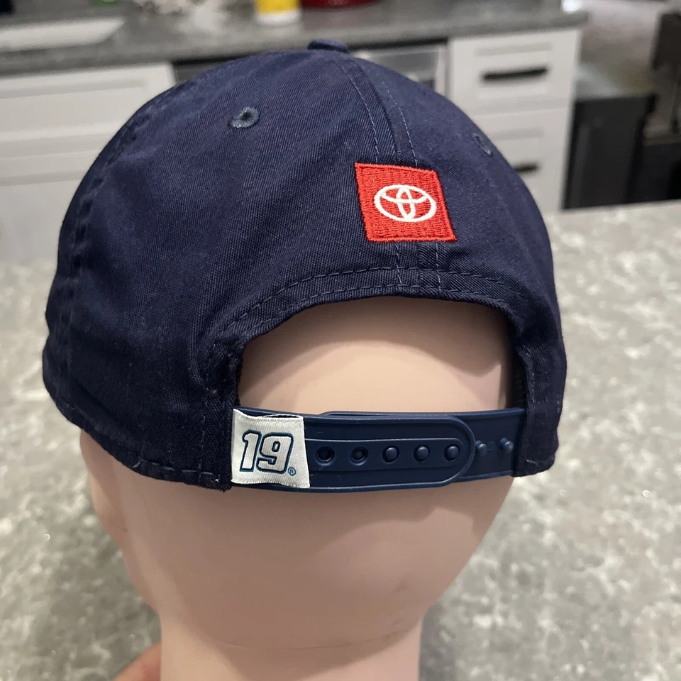 Joe Gibbs Equipo de Carreras Emitido Auto Propietarios #19 Equipo Sombrero NASCAR Martin Truex Jr Foto 3 de 4