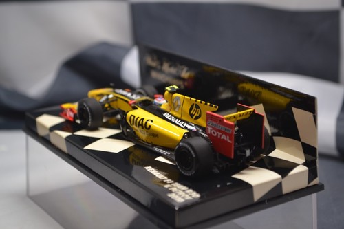 MINICHAMPS /F1 - 2010 RENAULT F1 R30 - V PETROV - 1/43 SCALE MODEL CAR - Picture 5 of 6