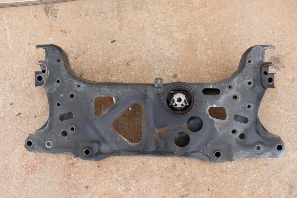 Volkswagen Passat 2016-2019 2,0 L tracción delantera suspensión travesaño subchasis OEM Foto 2 de 3