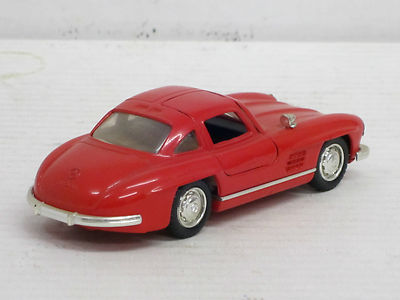 Mercedes-Benz 300 SL Coupé in rot, innen beige, Solido, ohne OVP